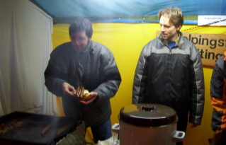 Foto vom W&uuml;rstlbraten am Stand von Kolping