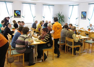 Foto von Besuchern beim fairen Fr&uuml;hst&uuml;ck