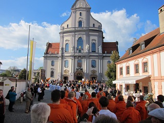 Foto der Kolpingsfamilien vor der Basilika