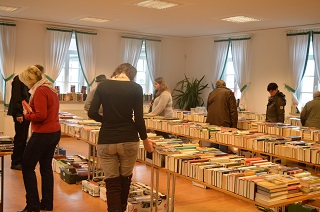 Foto vom gut besuchten B&uuml;cherflohmarkt