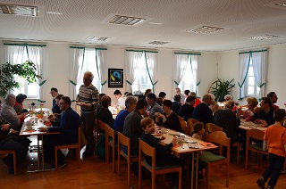 Foto von Besuchern beim Fairen Fr&uuml;hst&uuml;ck