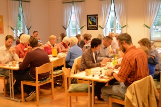 Foto von G&auml;sten beim Fairen Fr&uuml;hst&uuml;ck