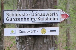 Foto vom Pilgerweghinweis Richtung Donauw&ouml;rth