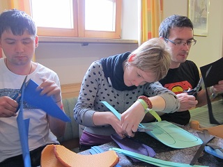 Foto vom Basteln f&uuml;rs Jugendfestival