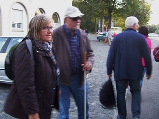 Foto der Teilnehmer beim Warten auf den Bus