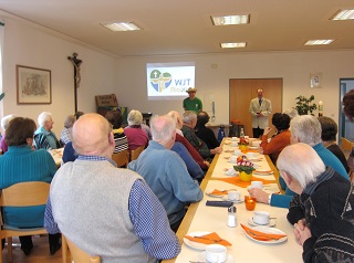 Foto von Seniorennachmittagsbesucher beim Vortrag &uuml;ber den WJT