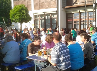 Foto von Besuchern bei der Sonnwendfeier