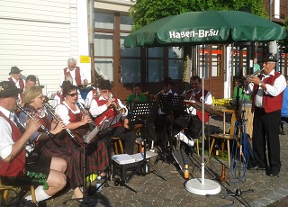 Foto der SGL-Kapelle bei der Sonnwendfeier